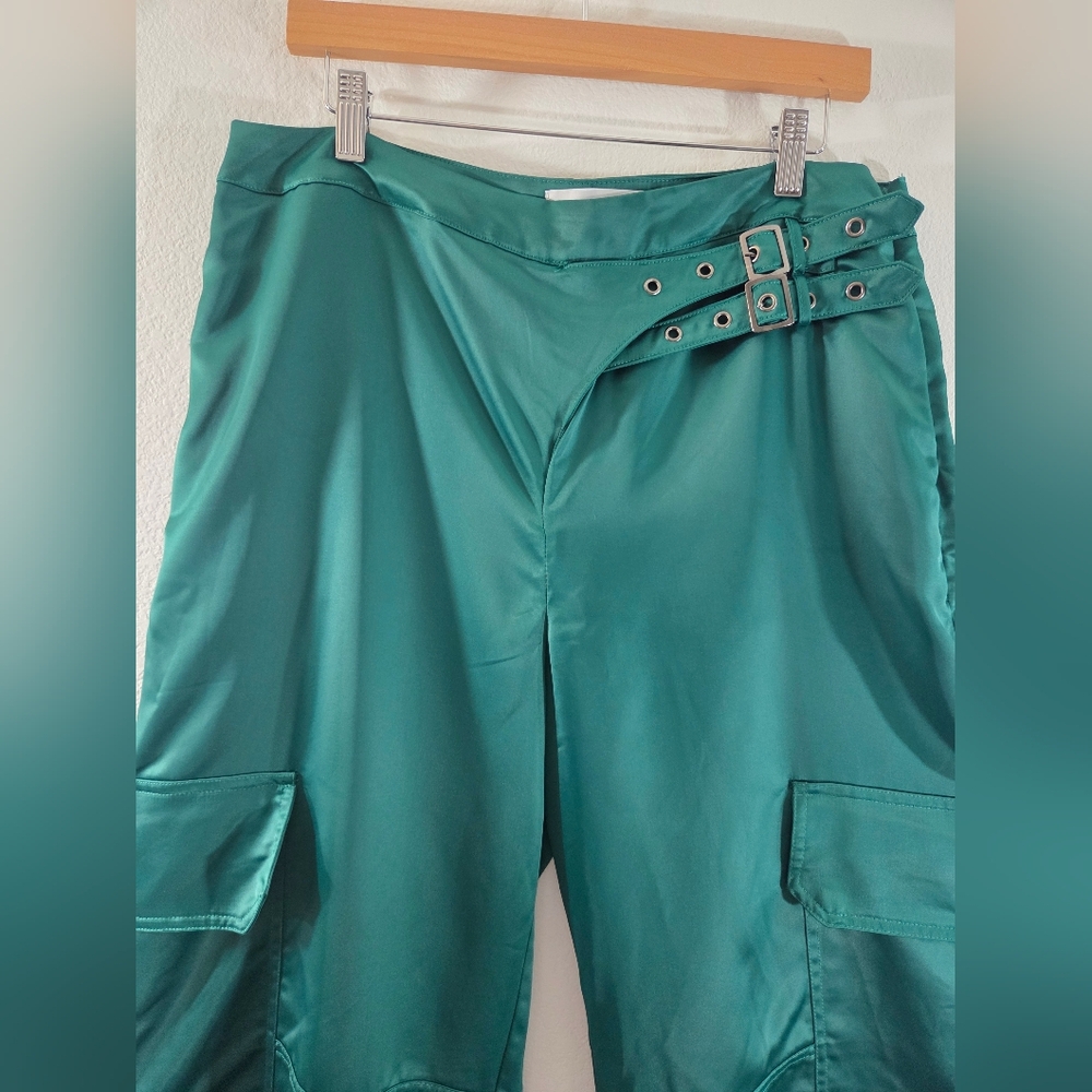 FASHION NOVA Leave It To Me Green Satin Wide Leg Jogger Style Slouch Cargo Pants - Picture 3 of 9